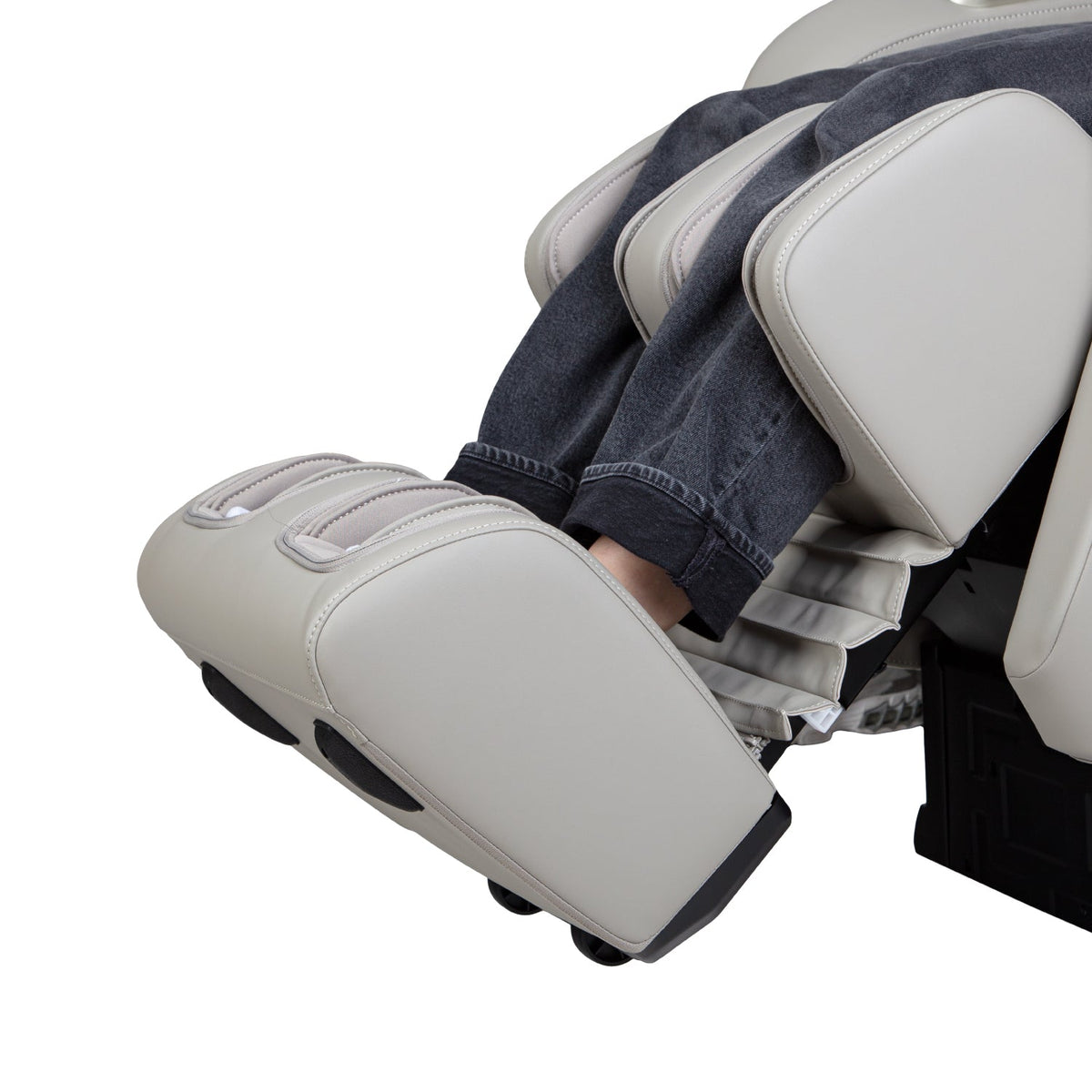 Spring-loaded extendable footrest of the Taupe Titan Forma 3D+2D extended for a user's legs