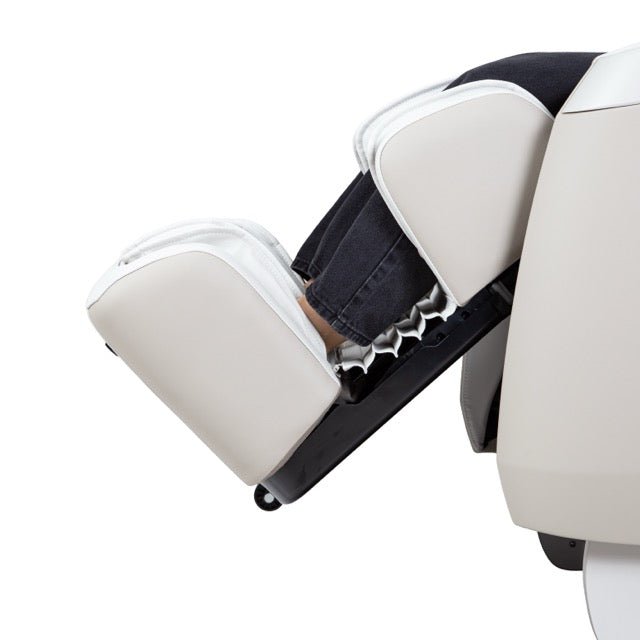 Spring-loaded extendable footrest of the Taupe Osaki Nova II 3D+ with a user's feet on the foot rollers